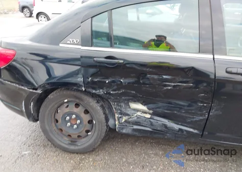 2014 Chrysler 200 Lx z USA, uszkodzony, nr VIN 1C3CCBAB0EN210290